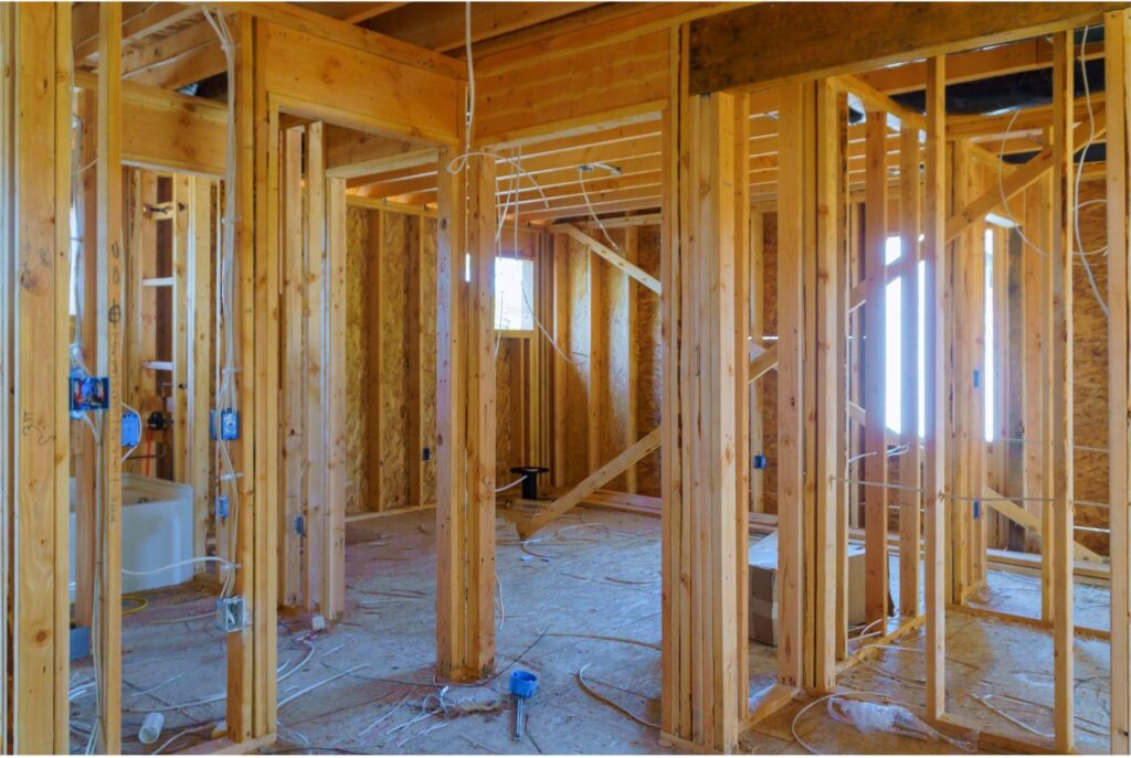 Binnenconstructie in hout tijdens maatwerk timmerwerk in woningrenovatie
