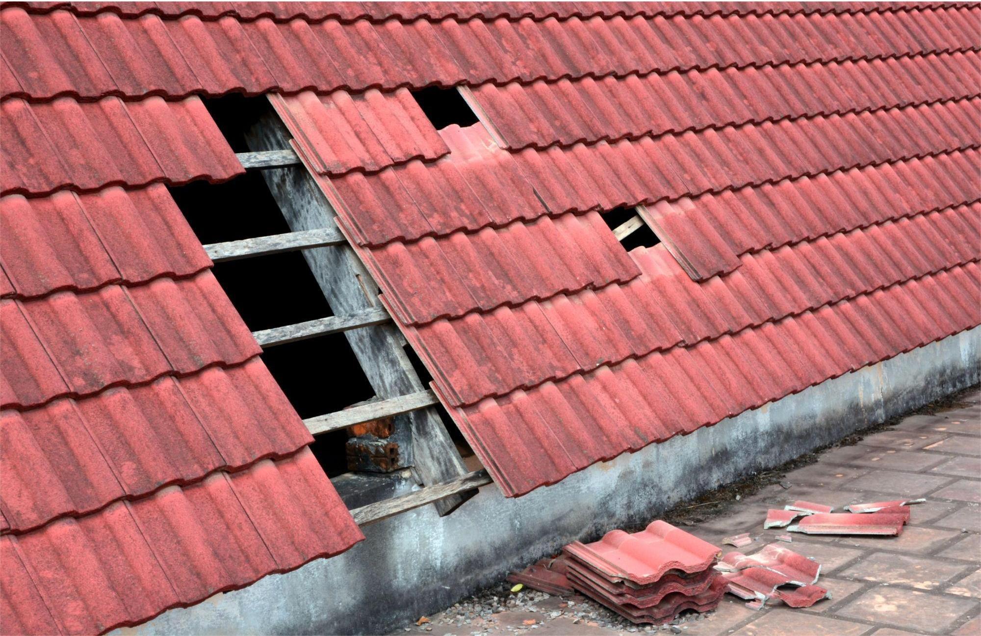 Pannen dak met gevallen dakpannen die lekkages veroorzaken
