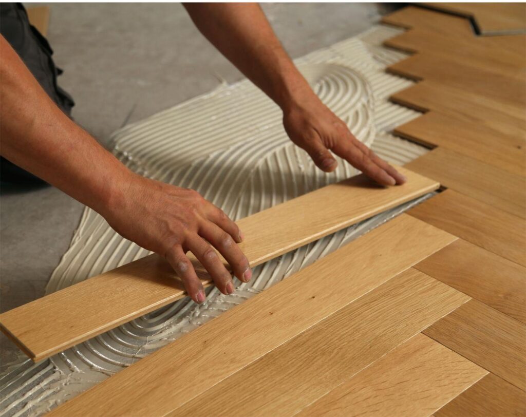 Plaatsing van een hoogwaardige parketvloer door een ervaren aannemersbedrijf in Leiden