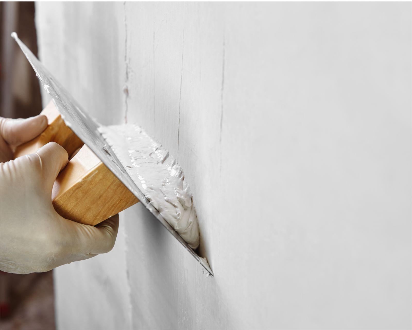 Strak afgewerkte muur met glad pleisterwerk door professionele stukadoor