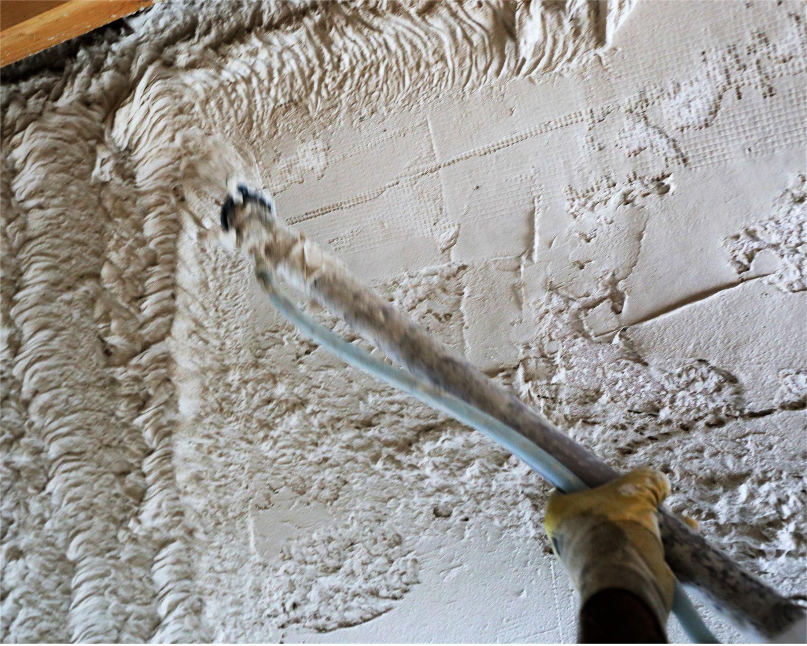 Muren en plafond wordt afgewerkt met spackspuit voor een egale structuurlaag