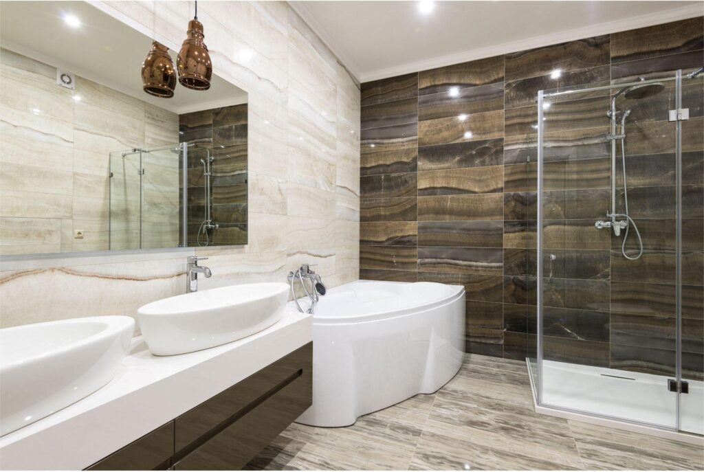 Installatie van waterleidingen en sanitair in een moderne badkamer door een professionele loodgieter