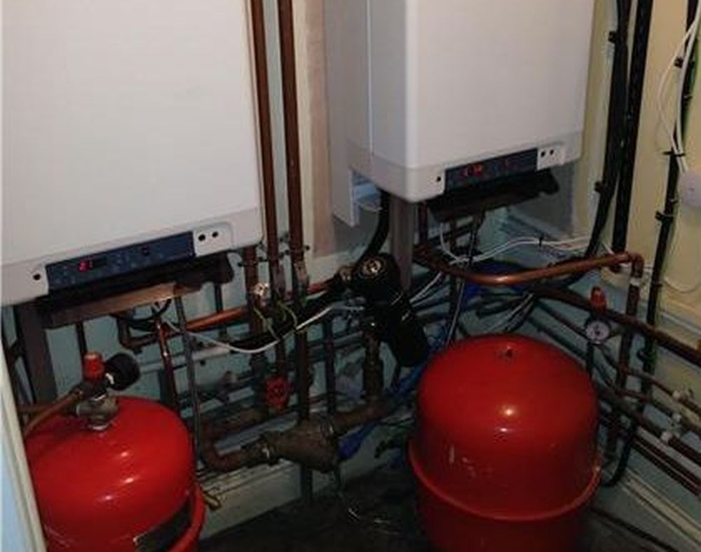Professionele installatie van een verwarmingssysteem door een ervaren technicus in een woning