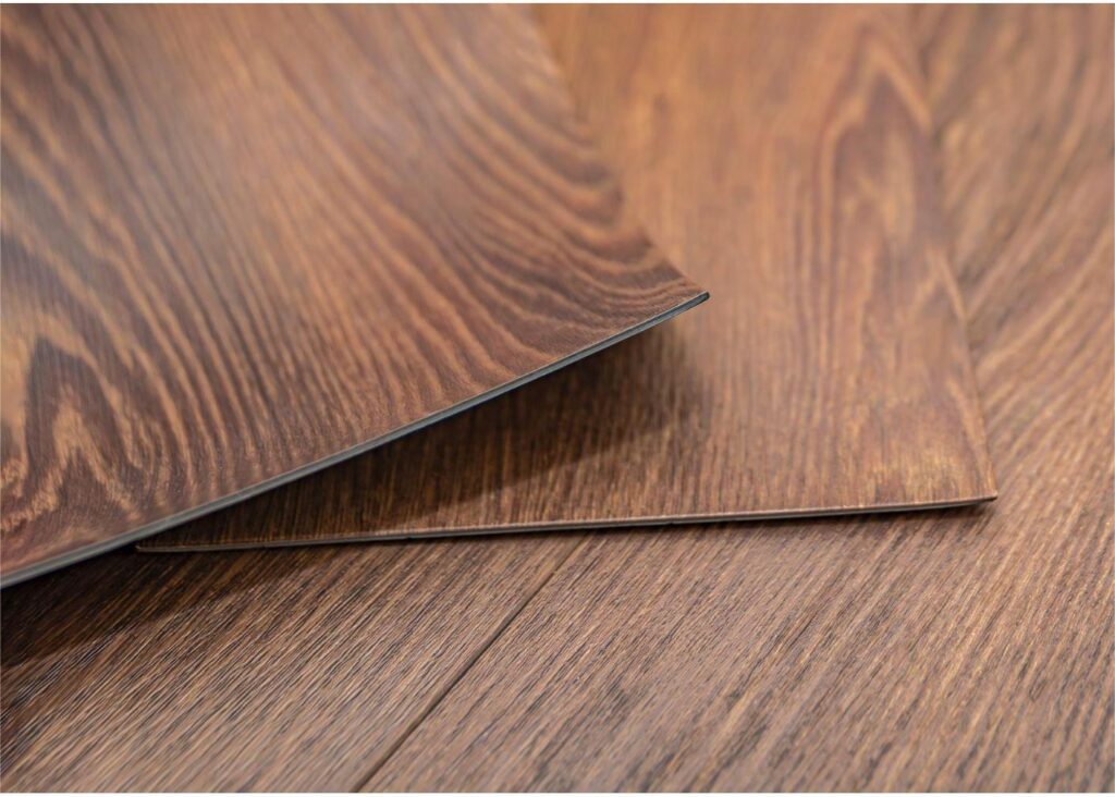 Vakkundige plaatsing van een PVC vloer met houtlook in een moderne woning door een aannemersbedrijf in Den Haag