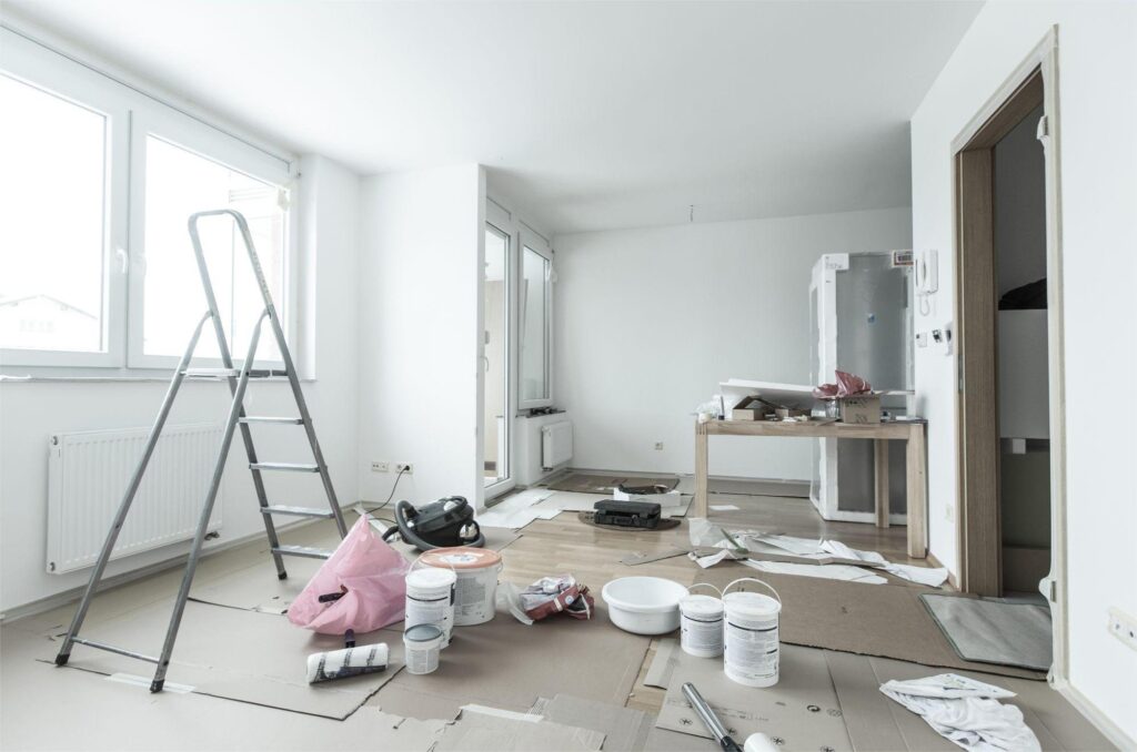 Interieur renovatie van woonkamer met moderne meubels en nieuwe indeling