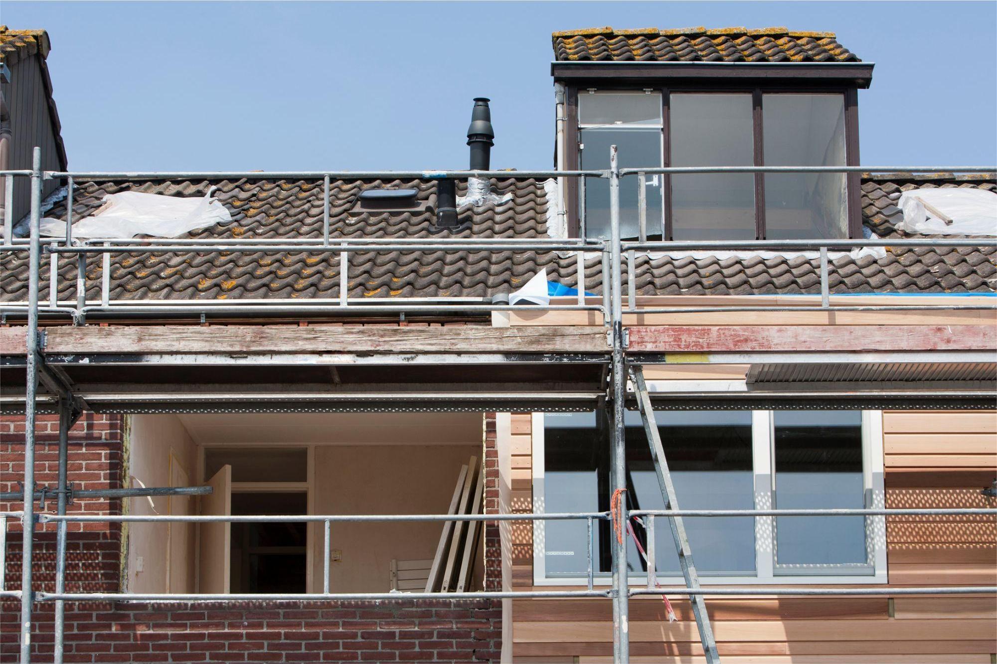 Exterieur renovatie van woning met nieuwe gevelbekleding en verfwerk