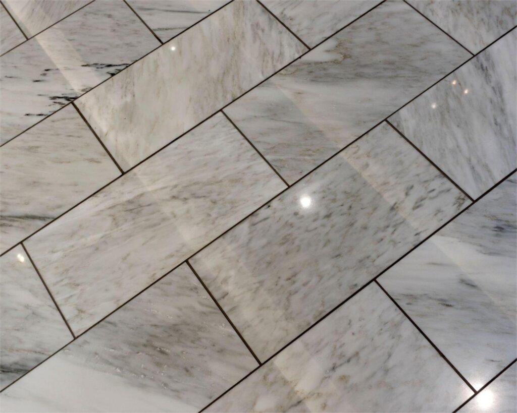 Professionele plaatsing van een tegelvloer in een woonkamer door een ervaren aannemersbedrijf in Rotterdam