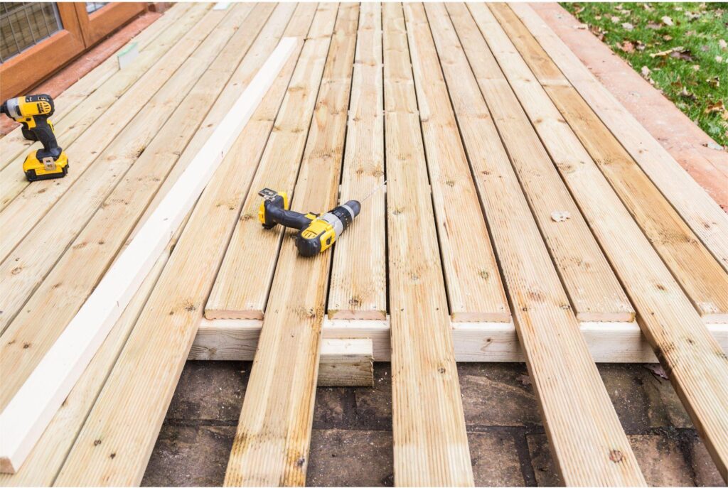 van een houten vlonder als onderdeel van maatwerk buitentimmerwerk