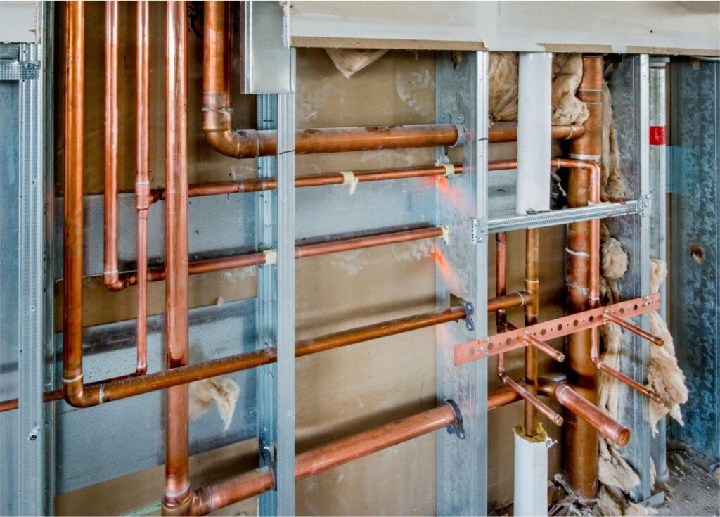 Installatie van waterleidingen en voorzieningen in een woning door een professionele loodgieter