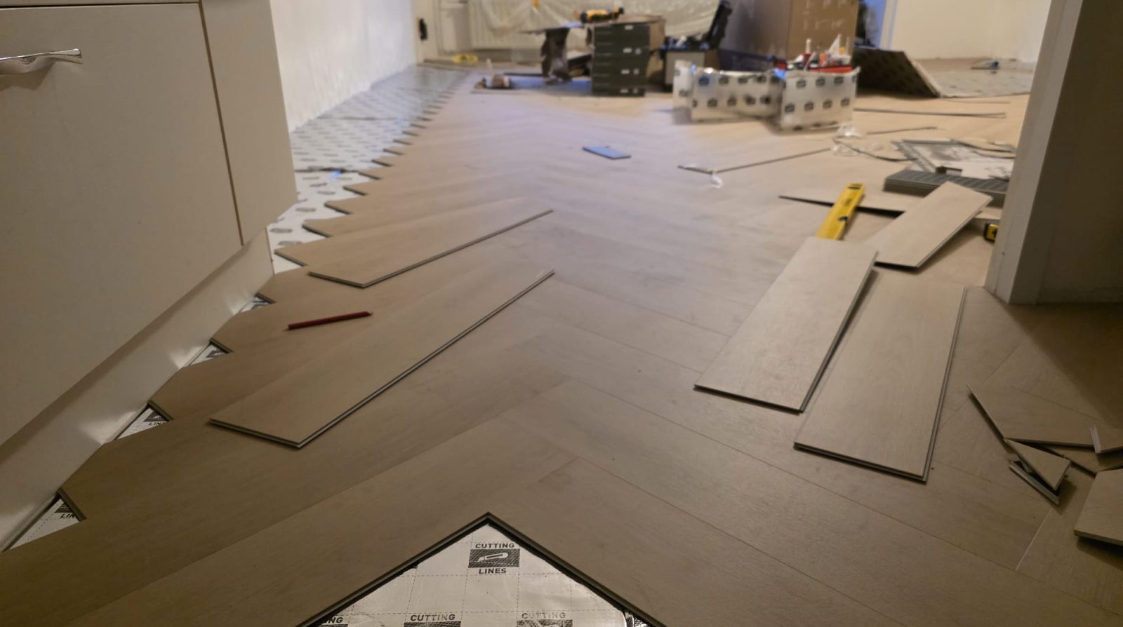 Aanleg van visgraatvloer met PVC click systeem voor een moderne en duurzame uitstraling