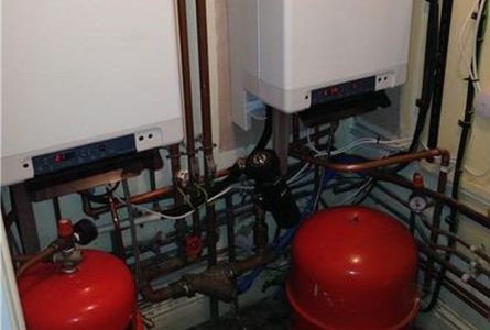 Professionele installatie van een verwarmingssysteem door een ervaren technicus in een woning