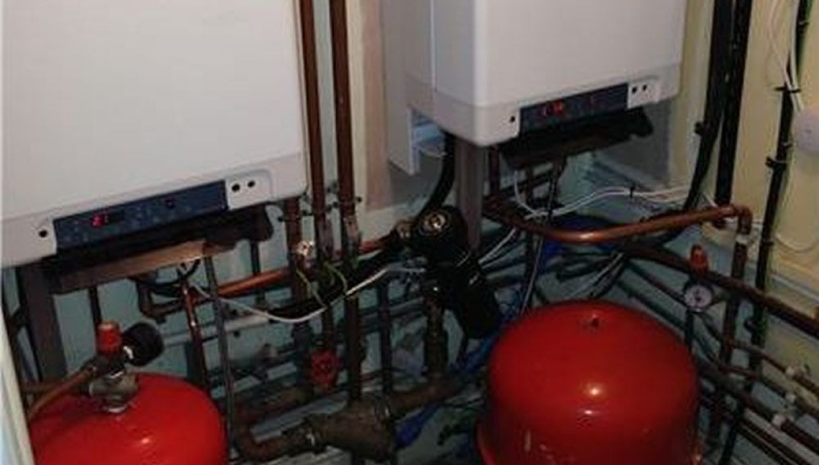 Professionele installatie van een verwarmingssysteem door een ervaren technicus in een woning