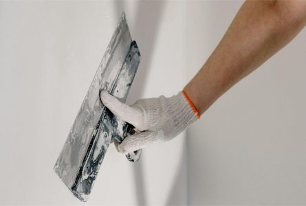 Professioneel stucwerk op muur met gladde afwerking in renovatieproject