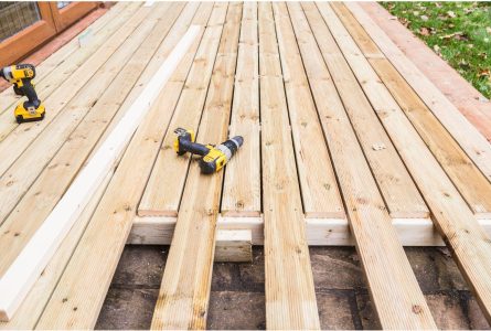 van een houten vlonder als onderdeel van maatwerk buitentimmerwerk