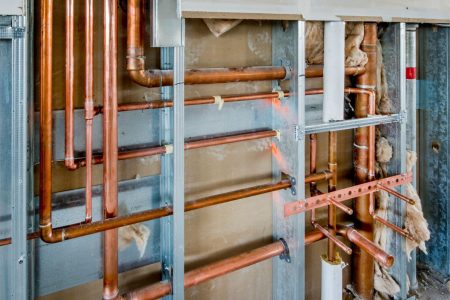 Installatie van waterleidingen en voorzieningen in een woning door een professionele loodgieter